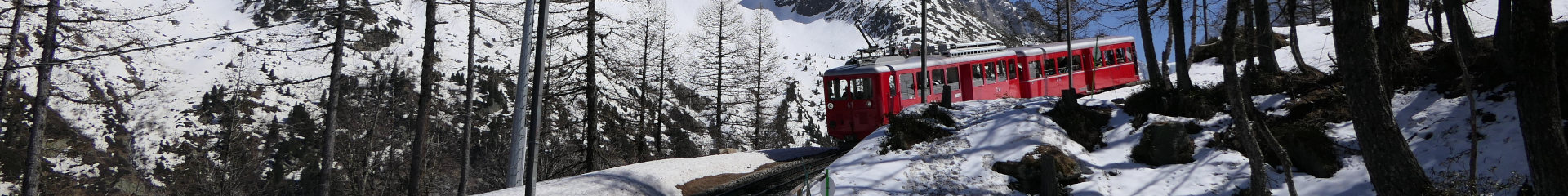 Photo qui montre le train à crémaillère du Montenvers pour la Mer de Glace, Haute-Savoie, France. | Cliquer pour agrandir